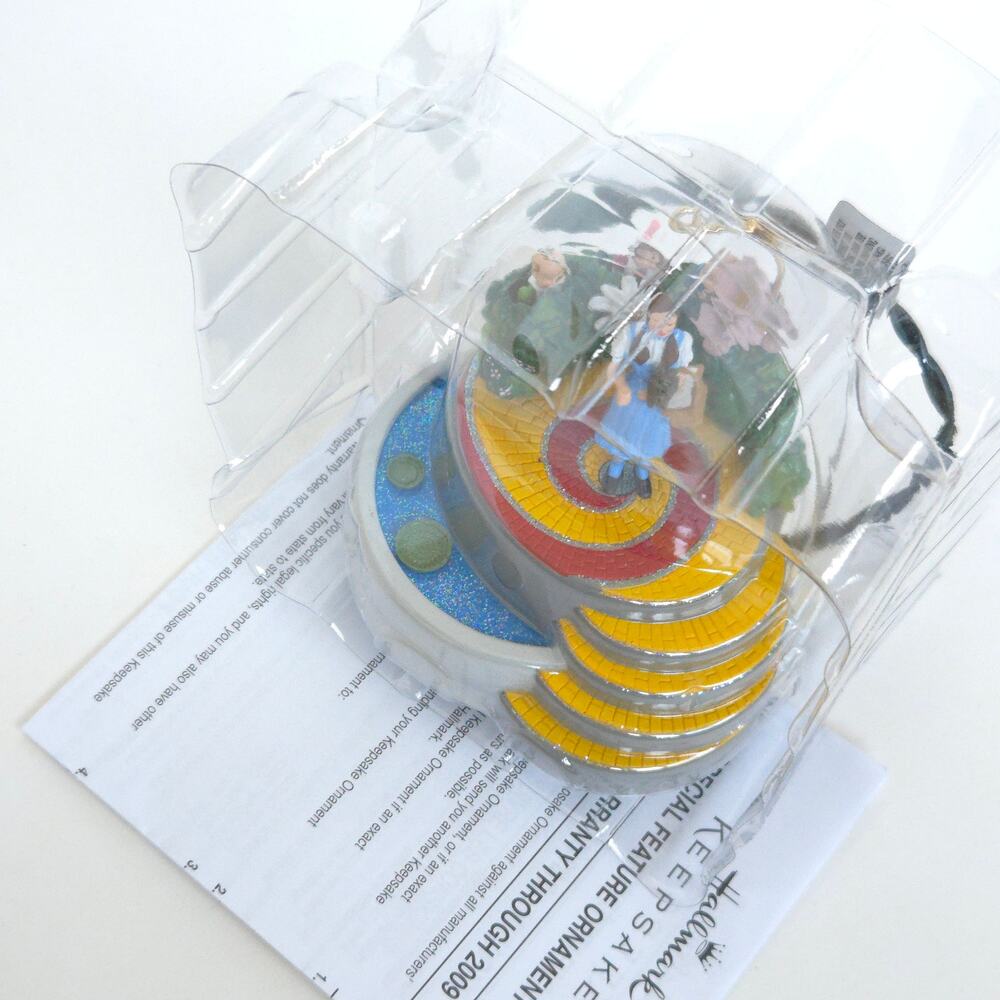 Hallmark Keepsake Dorothy and the Munchkins Wizard of Oz Christmas Ornament 2006 - Picture 4 of 13
